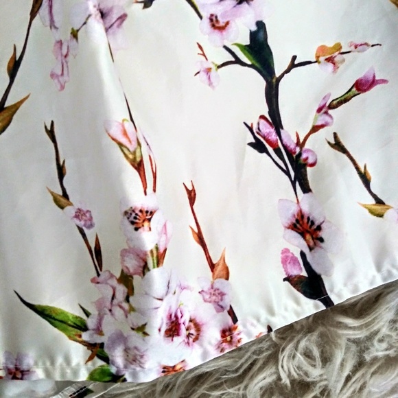 White satin skirt with cherry blossom print - Picture 3 of 7